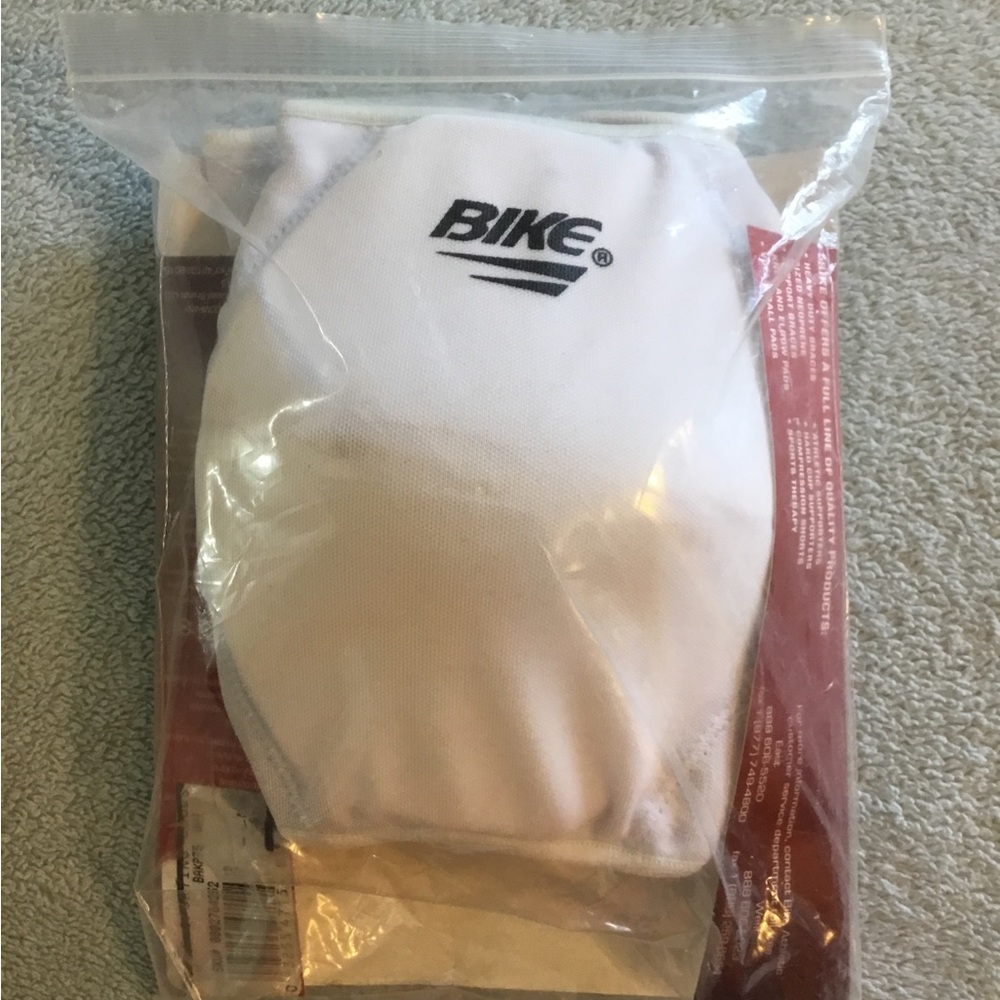 Bike KNEE PADS. 1 pair. NWT new - Picture 3 of 3